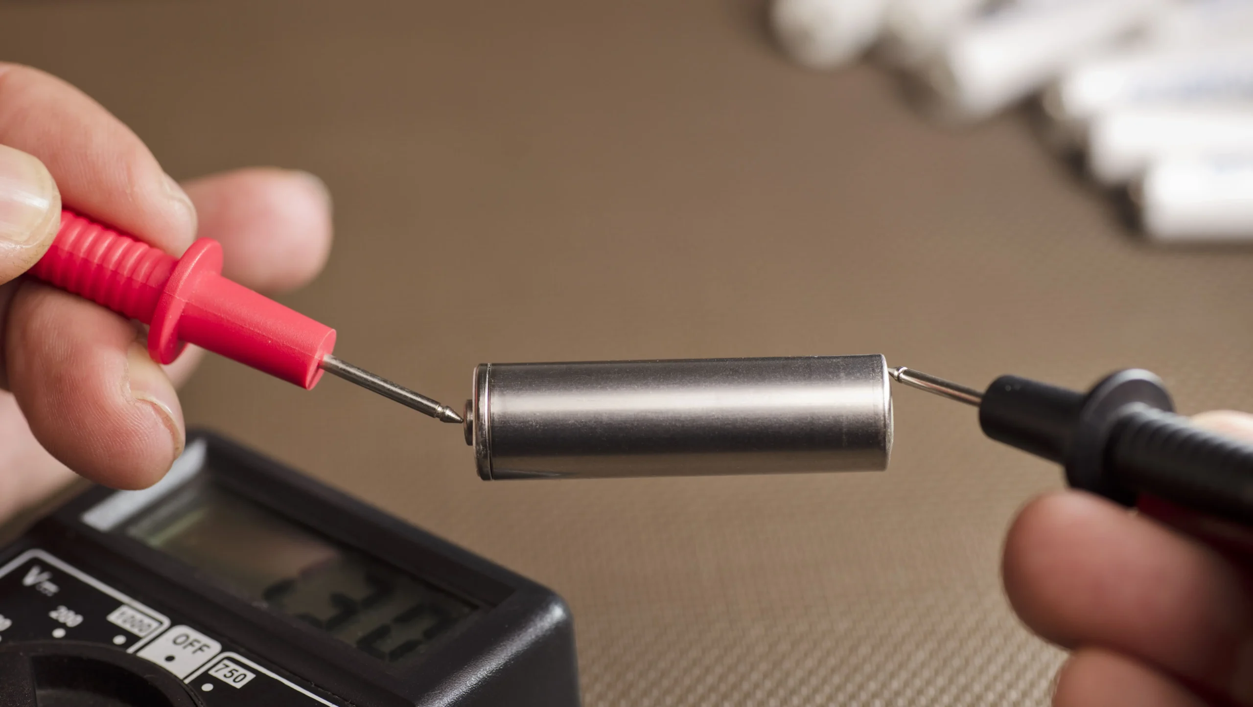 ¿Cómo calcular la resistencia interna de una batería?